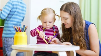 baby sitter avec petite fille