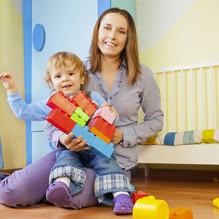 Garde d'enfants à domicile Lyon nounou à domicile avec bébé