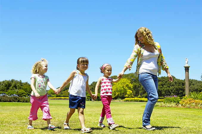 enfants sortie avec nounou baby sitter