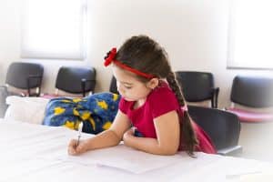 Le temps des devoirs est obligatoire après la classe : la baby-sitter peut s'en occuper.