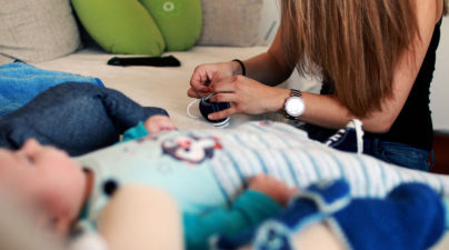 bébé couché lui apprendre à s'endormir