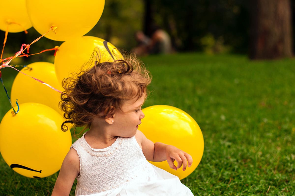 image petite fille avec ballons de baudruche jaune