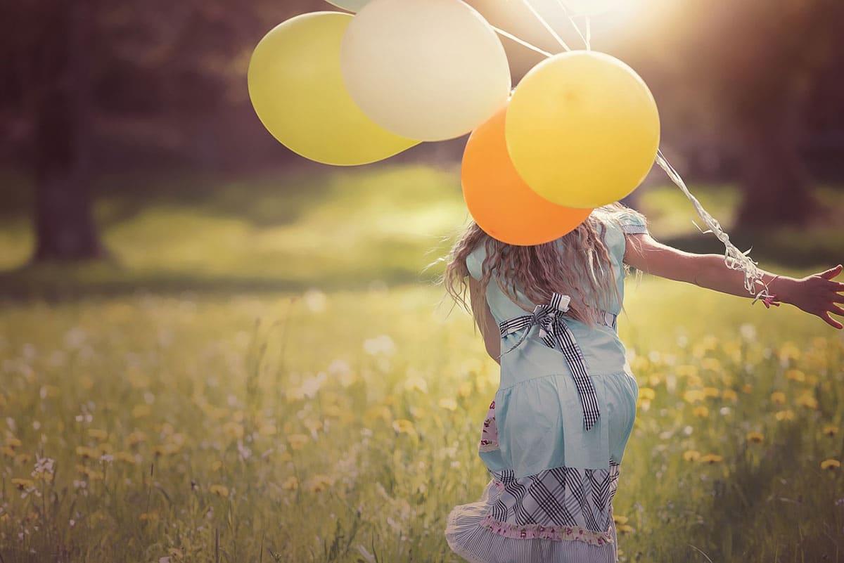 image enfant et ballons de baudruche service babysitter