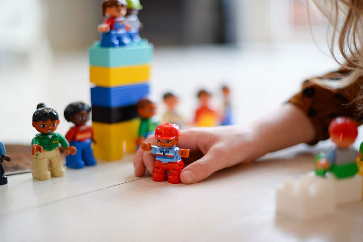 petite fille en train de jouer avec des lego