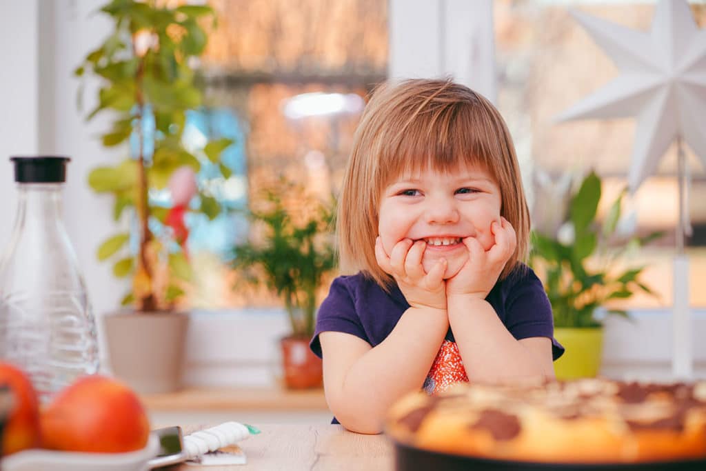 image enfant garde d'enfant à domicile