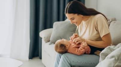 Soulager les dents de bébé :<br>Les méthodes des médecins et les recettes de grand-mère