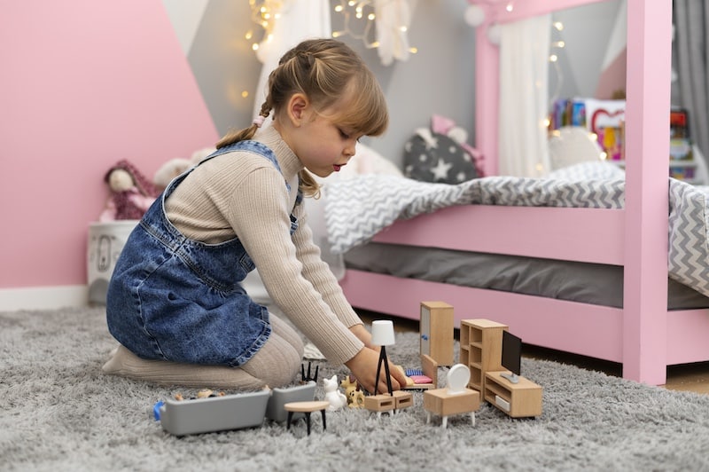 enfant jouant dans sa chambre