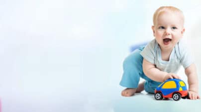 bébé qui joue avec une petite voiture service sortie de crèche nounou à domicile lyon