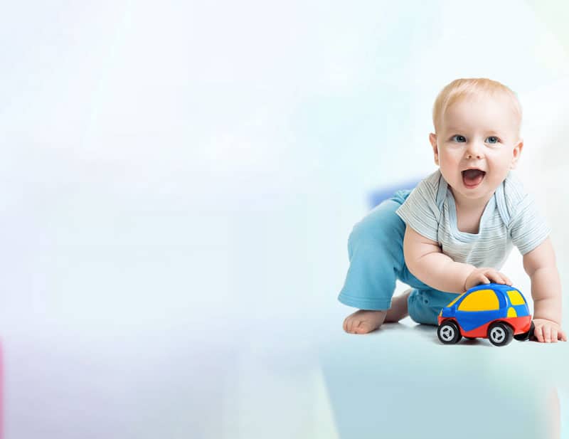 bébé qui joue avec une petite voiture service sortie de crèche nounou à domicile lyon