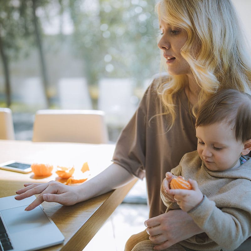 femme avec bébé baby-sitter pour sortie de crèche à lyon