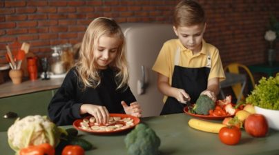 enfants en train de cuisiner des fruits et légumes