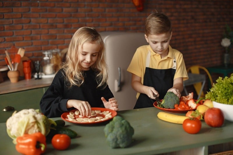 enfants en train de cuisiner des fruits et légumes