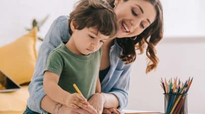 baby sitter fait du dessin avec un enfant garde à domicile
