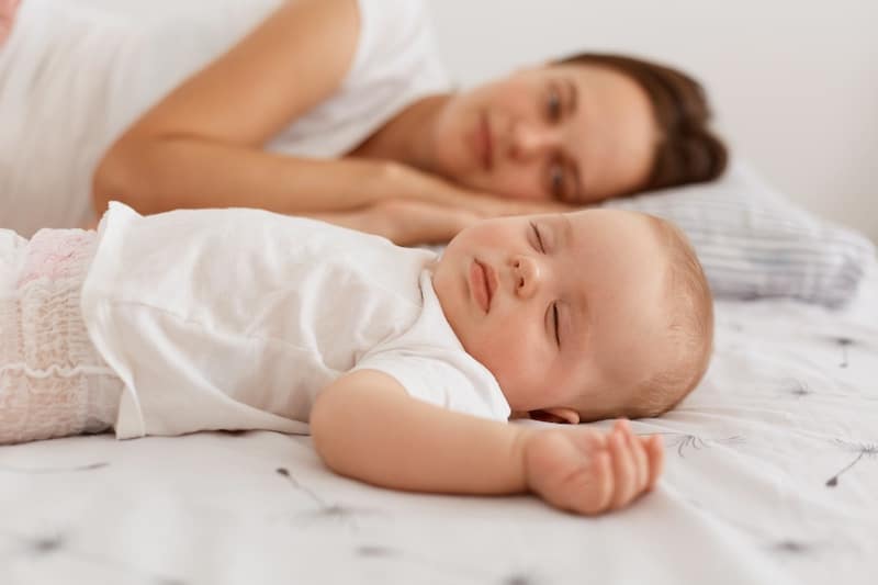 bébé s'endort qu'au sein