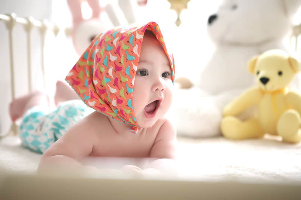 bébé dans son lit