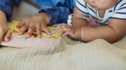 bébé sur tapis d'éveil