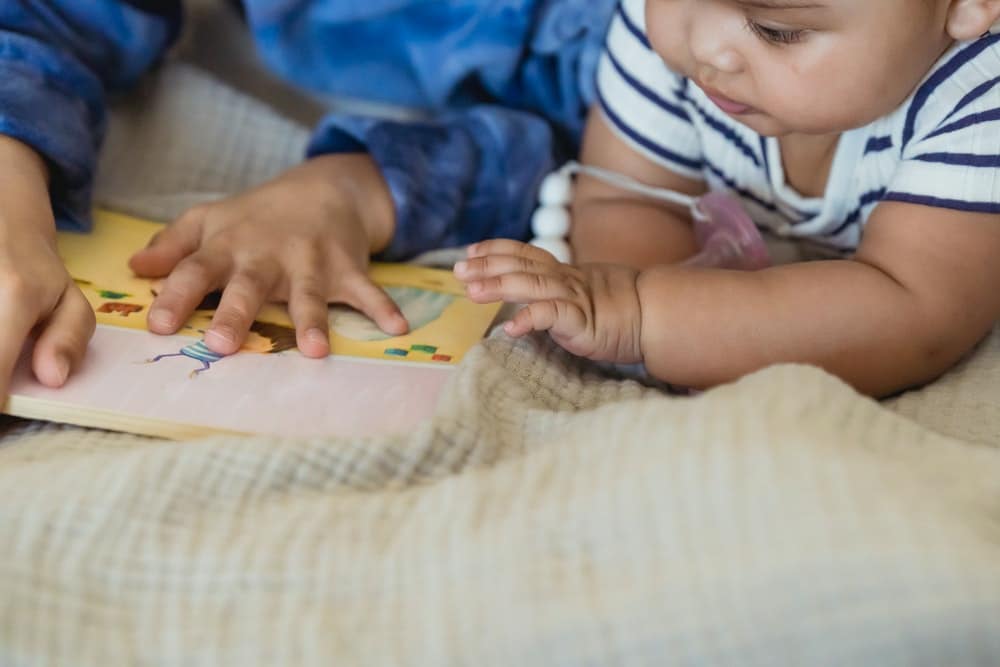 bébé sur tapis d'éveil