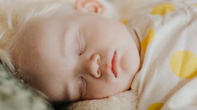 bébé blond en train de dormir