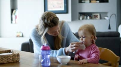 nounou fait manger bébé