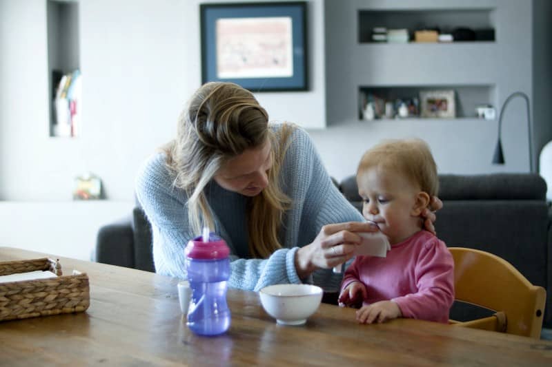 nounou fait manger bébé