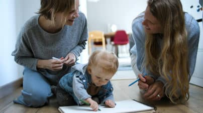 maman et babysitter avec enfant qui joue