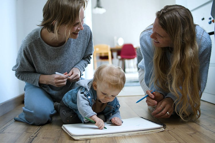 maman et babysitter avec enfant qui joue