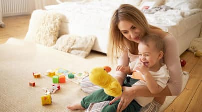 nounou bébé jouets