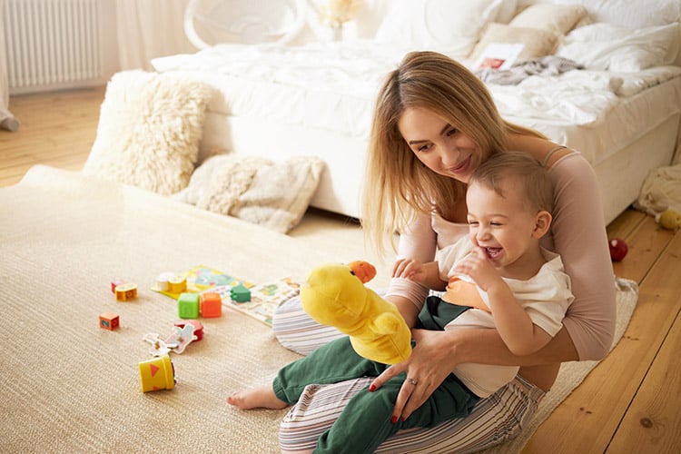 nounou bébé jouets