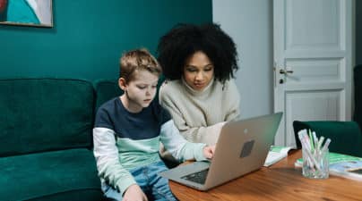 enfant avec femme nounou