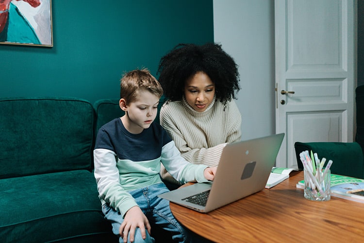 enfant avec femme nounou